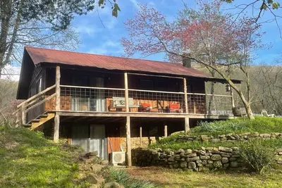 Image de Hiking dog friendly Hot Tub & Firepit peaceful farmhouse cabin Atv Utv Trails