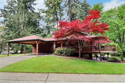 Peaceful place mins to downtown with workspace and kitchen