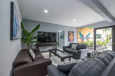 Image de Private 5-bedroom house with pool, 50 yards from the beach
