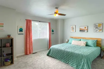 Image de Downtown 3/2, garage, Ev Charger, private yard, walk to arena!
