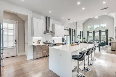 Image de Modern spacious home near airports and Dallas Amenities.