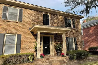 Image de 2 Story apartment in Ardsley Park with patio.