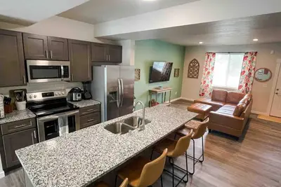 Image de Central 3/2, garage, private yard, walk to arena, Ev charger