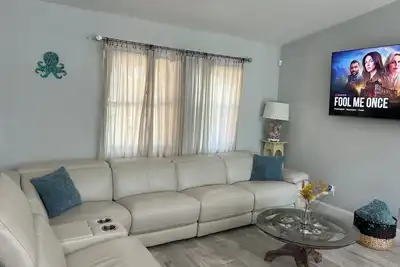 Image de Just 9 mins away to Indian Rock Beach. Game room/pool