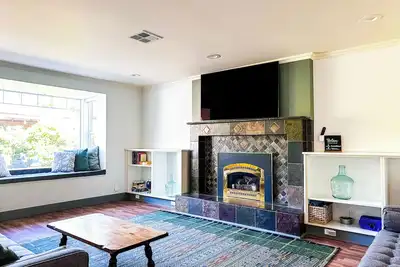 Image de Riverwalk Retreat: Spacious, Hot tub, Near Autzen
