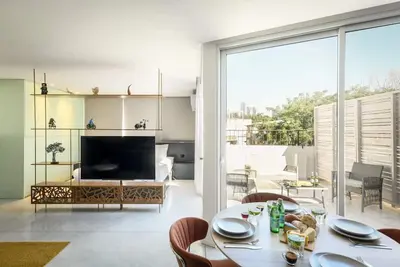 Modern Studio Apt with Balcony