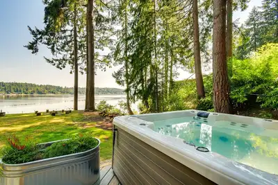 Image de Dreamy Wooded Cabin with Private Beach & Kayaks!
