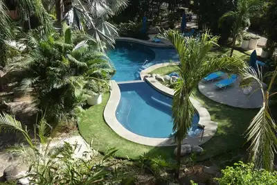 Image de Tropical 2br 2ba Condo 1 mile from 2 beautiful beaches and town!