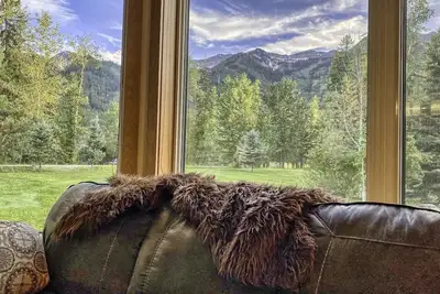 Image de Fernie On The Mountain luxury 2 bedrooms 3 beds (1 king, 2 queen), 2 baths.