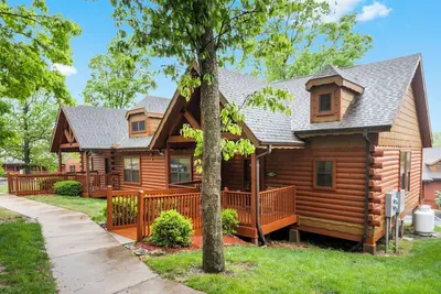 Image de Comfortable Cabin with Whirlpool Tub, Gas Fireplace, and Screened-in Porch