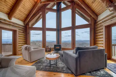 Image de Lux/Private Cabin-PanoramicMntVIEWS-HotTub, Wd Stove, Firepl/Pit, GmRoom, FencedYard