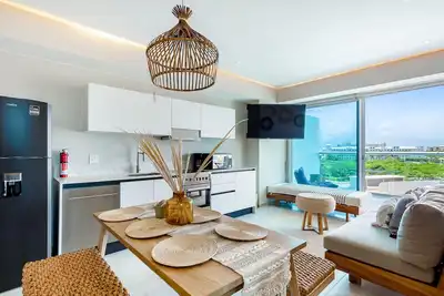 Image de Stylish ocean-view condo with pool, gym, private balcony, Ac, & WiFi