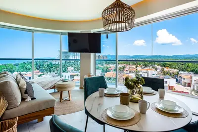 Image de Ocean-view condo with balcony, central Ac, pool, gym, cinema, & bar