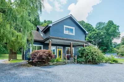 Fantastic upper apartment with fast WiFi, full kitchen, firepit & central Ac