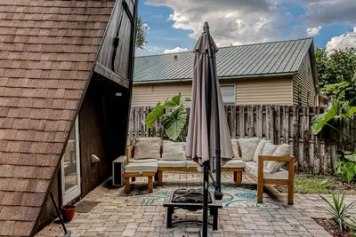 Image de Dog-friendly A-frame with garden patio - walk to Busch Gardens