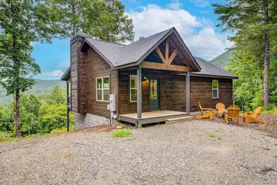 Image de All-new mountain cabin with private hot tub, deck, firepit, fireplace, & W/D