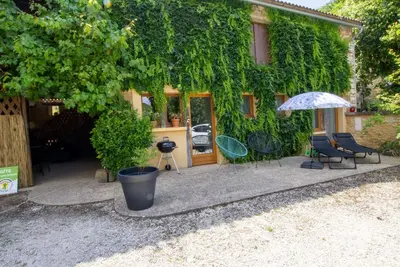 Image de Gîte cosy avec cheminée et terrasse couverte au cœur du Périgord Noir