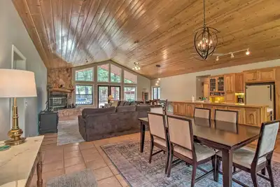 Image de Yard, Grill & Games: Spacious Cabin in Lakeside!