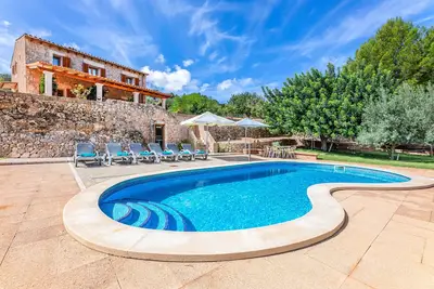 Image de Villa \"Can Mirló\" avec vue sur les montagnes, piscine et Wi-Fi.