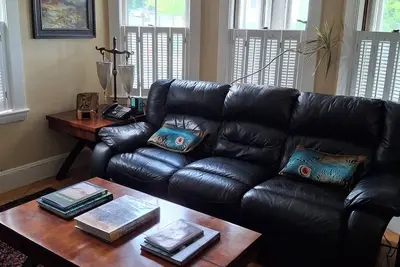 Image de 2nd Floor Apartment 5 minutes to the subway to Boston & Cambridge.