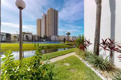 Image de Charming, dog-friendly condo with a pool, tennis, beach access, & washer/dryer