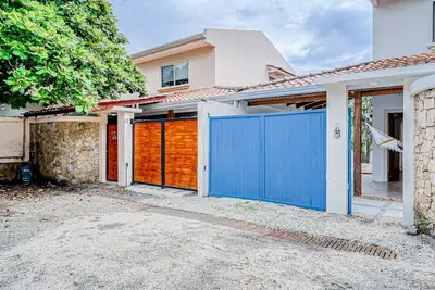 Image de Home with fenced patio & outdoor shower - walk minutes to beach