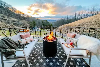 Image de Huge Estate w/ 2 homes, fishing pond, private day spa, hot tub, & pizza oven