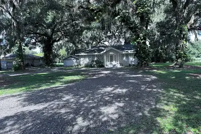 Image de Cozy 4 bedroom with Rustic Charm