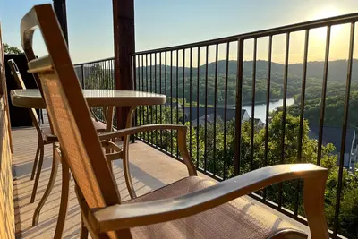 Image de Eagle's View - No Stairs - Minutes to Sdc