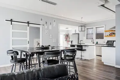 Image de Downtown Indy Retreat: Hot Tub, Arcade, Sleeps 16