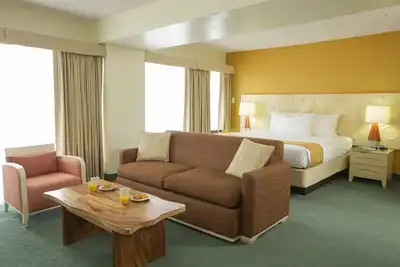 Image de Vacation Day Is Always A Great Idea! 4 Large Units Near Kapiolani Park! W/ Pool!