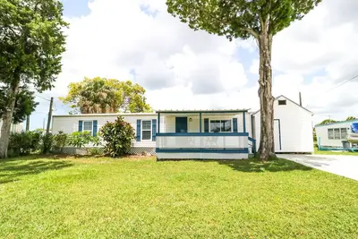 Image de Relaxing Waterfront Canal Home. Pet Friendly!