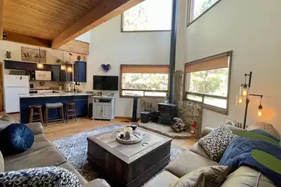 Image de Peaceful Pines Cabin -3 fenced acres, trails, slopes, downtown Flagstaff close!