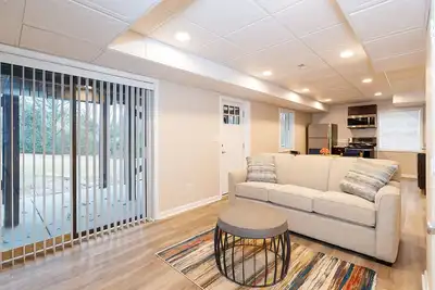 Oak Tree Oasis: private deck, grill, firepit.