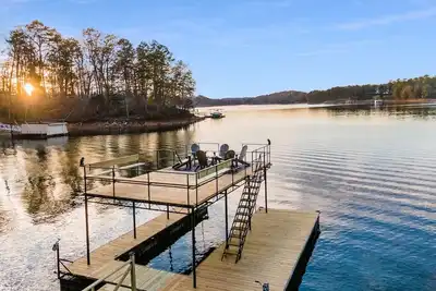 Summer Special! Amazing Lakefront 4-4 Retreat-Newly decorated! Stunning Sunsets!