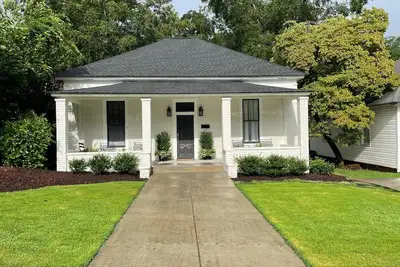 Image de Newly renovated 3 bedroom 5 points house/short walk to Uga stadium