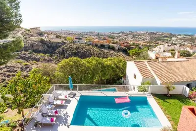 Image de Large private villa w/ two living rooms, large garden and new salt water pool