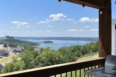 Image de Indoor/Outdoor Pool, Hot Tub, Firepit, Game Room, Pickleball, Pool Table, Lakeview