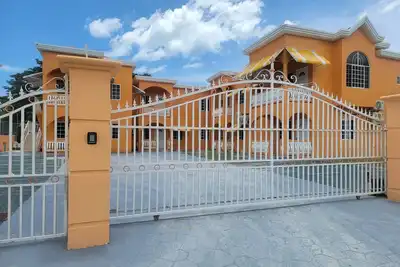 Image de Luxurious 3 beds, 2 bath with all amenities