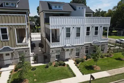 Image de New Modern Downtown Townhome with Rooftop Patio - 4 bed 4 bath