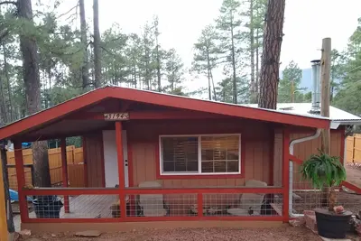 Image de Newly remodeled cabin in the pines w/ firepit, redwood fenced yard, close hiking