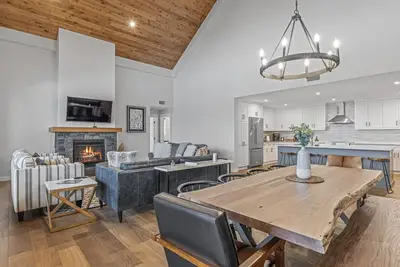 Image de Golden Eagle's Nest, Nest in the Rockies