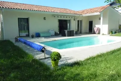 Image de villa familiale avec piscine et jardin