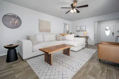 Image de Updated and Clean Home in Moore with Garage