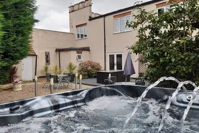 Image de Relax and unwind at our hot tub retreat, close to activities, trails, water park