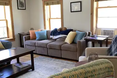 Image de Sunny, new centrally located condo!