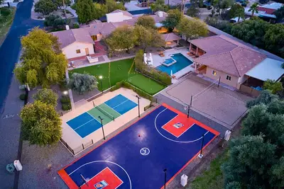 Image de 2 Homes in 1 l Pickleball l Speakeasy l Gym l Pool