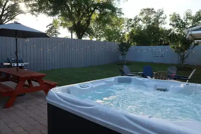 Downtown 3br Gem - Hot Tub - Covered Parking - Fenced Yard