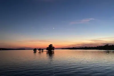 Image de Slice of Heaven 3/2 camp on lakefront w/ boathouse