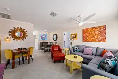 Image de Beautiful home with private heated pool minutes from beach, golf, baseball park